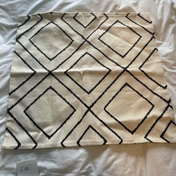 pair of two H&M home 20 x 20 throw cushions - Picture 2 of 5